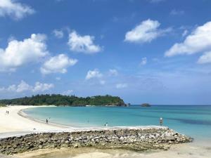 大宜味村にあるNerome#01 Okinawan Traditional House in YAMBARU,bcの水中の人々と共に海岸を望む