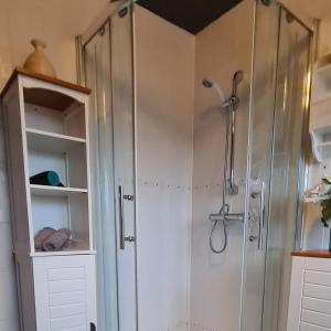eine Dusche mit Glastür im Bad in der Unterkunft Spacious, 5 bed house for 9 in Chester in Chester