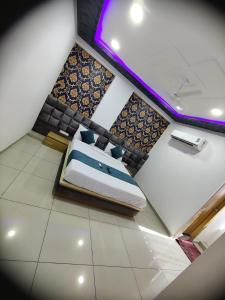 Voodi või voodid majutusasutuse hotel rudra palace toas