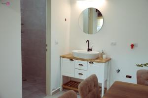a bathroom with a sink and a shower at צימר ימאמה in Buq‘ātā +26 photos