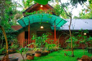 Taman di luar Machcha Lodge Sigiriya
