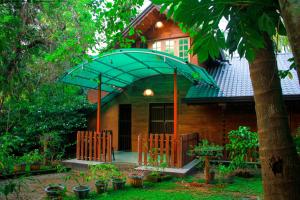 Taman di luar Machcha Lodge Sigiriya