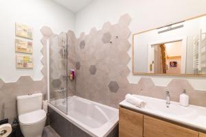 マドリードにあるLuxury Suite - Prime Locationのバスルーム(洗面台、トイレ、鏡付)