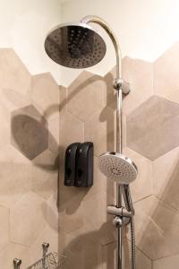 マドリードにあるLuxury Suite - Prime Locationのバスルーム(シャワー、シャワーヘッド付)が備わります。