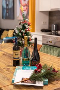 マドリードにあるLuxury Suite - Prime Locationのワインボトルとグラスを添えたテーブル、クリスマスツリー