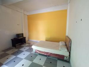 Un pat sau paturi într-o cameră la OYO 92031 Wisma Galung Syariah