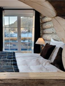 Tempat tidur dalam kamar di MOUNTAIN LODGE OBERJOCH, BAD HINDELANG - moderne Premium Wellness Apartments im Ski- und Wandergebiet Allgäu auf 1200m, Family owned, 2 Apartments mit Privat Sauna