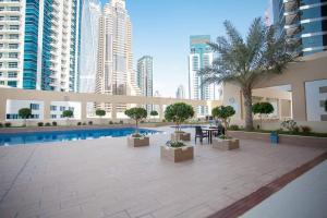 um pátio com piscina numa cidade com edifícios altos em Lovely Dubai Eye & Sea View, 3 mints to beach no Dubai