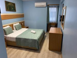 Un pat sau paturi într-o cameră la Hotel Oz Villa