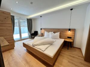 Un dormitorio con una cama grande con almohadas blancas. en Apartment in Sölden near Ski Lift, en Sölden