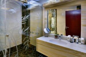 a bathroom with a sink and a shower at Golden Dune Hotel Turaif in Ţurayf