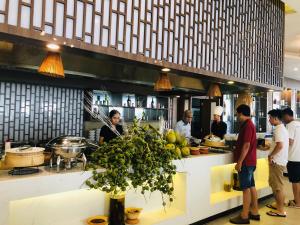 Diamond Bay Condotel Resort Nha Trang في نها ترانغ: مجموعة أشخاص واقفين في مطبخ المطعم