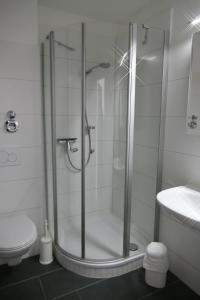 una doccia con porta in vetro in bagno di Baltic Nr. 5 a Scharbeutz