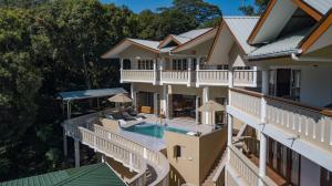 eine Luftansicht eines Hauses mit Pool in der Unterkunft Mountain View Hotel in La Digue