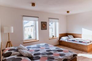 2 letti in una camera con 2 finestre di Apartmány Jabloneček a Jablonec nad Jizerou