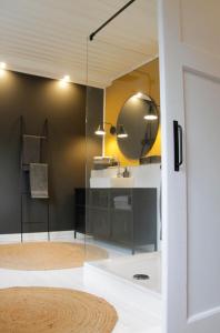 a bathroom with a sink and a mirror at Charmantes Quartier in einem Fachwerkhaus in Stadthagen