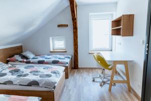 Letto o letti in una camera di Apartmány Jabloneček