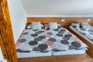 Letto o letti in una camera di Apartmány Jabloneček