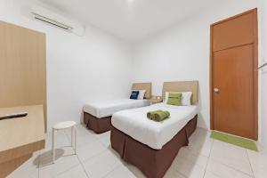 Ένα ή περισσότερα κρεβάτια σε δωμάτιο στο Urbanview Hotel Cozy Samarinda by RedDoorz +21 φωτογραφίες