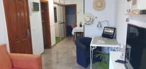 A television and/or entertainment centre at Burero Beach Stay - Comfy - Near airport & Beaches