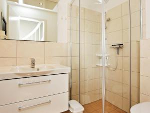 Phòng tắm tại 6 person holiday home in Wendtorf +28 ảnh