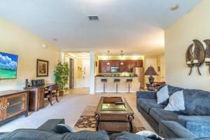 een woonkamer met een bank en een tafel bij Viz Cay 4816 in Orlando