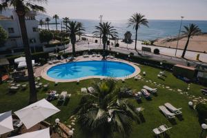 an overhead view of a swimming pool and the ocean at Hotel Subur Maritim in Sitges