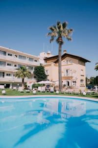 una gran piscina frente a un edificio en Hotel Subur Maritim, en Sitges