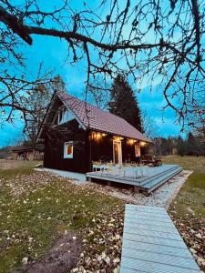 een huis met een groot terras ervoor bij Čapu Liepu sauna in Garkalne