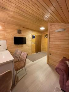 TV a/nebo společenská místnost v ubytování Uzungol Family Rooms