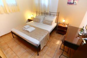Postel nebo postele na pokoji v ubytování Vathi Hotel