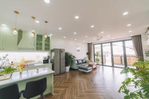eine Küche und ein Wohnzimmer mit grünen Schränken in der Unterkunft The Green House Villa in Da Lat