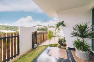 uma vista a partir da varanda de uma casa com piscina em The Green House Villa em Da Lat
