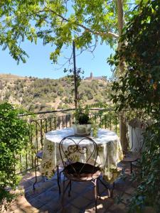 una mesa y sillas en un balcón con vistas en The Bergamot, en Tursi