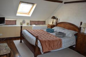 1 dormitorio con 1 cama en una habitación con ventana en Le jardin des fées, en Savigny-le-Vieux