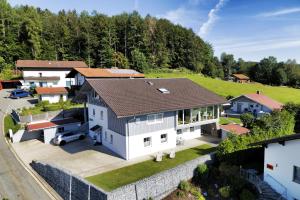 eine Luftansicht eines Hauses mit einer Wand in der Unterkunft Ferienwohnungen Muhr in Bodenmais