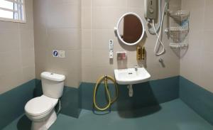 łazienka z toaletą i umywalką w obiekcie Mountain View Homestay w mieście Seremban