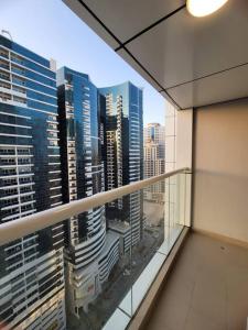 una ventana en un edificio con vistas al perfil urbano en Luxury Apartment with Part Lake View, en Sharjah