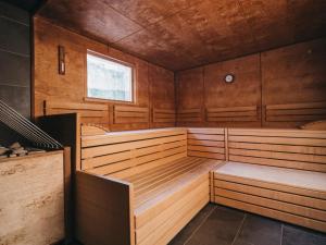 una sauna con paneles de madera y una ventana en VAYA Pfunds, en Pfunds