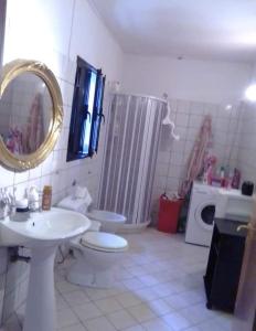 uma casa de banho com um lavatório, um WC e um chuveiro em Independent apartment from Vincenza em Lentini
