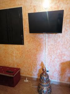 um quarto com uma televisão de ecrã plano na parede em Independent apartment from Vincenza em Lentini