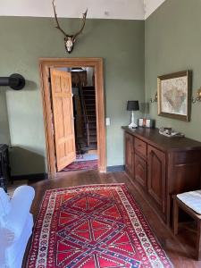 uma sala de estar com uma porta e um tapete em Ferienwohnung Gutshaus Granzow - Im Gutshaus wohnen 