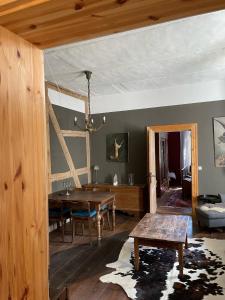 uma sala de estar com uma mesa de madeira e uma sala de jantar em Ferienwohnung Gutshaus Granzow - Im Gutshaus wohnen 