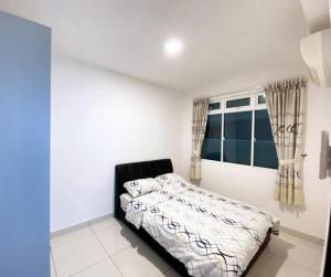 um quarto com uma cama e uma janela em Vesta Homes, KSL Residences Taman Daya, Johor Bahru em Johor Bahru