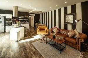Kuchyň nebo kuchyňský kout v ubytování Luxury Designer Penthouse with Private Jacuzzi + 25 fotografií