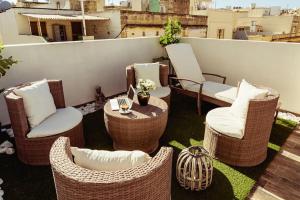 Posezení v ubytování Luxury Designer Penthouse with Private Jacuzzi