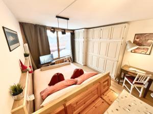 ein Schlafzimmer mit einem großen Bett und einem Schreibtisch in der Unterkunft Pila 29 in Pila