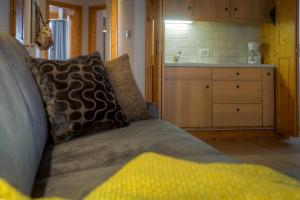 a living room with a couch and a kitchen at Eden Apartments in Siusi