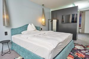 A bed or beds in a room at Limmathof Baden - Historisches Haus & Spa