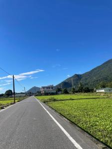 uma estrada vazia com montanhas ao fundo em Between mountains B&B em Jian